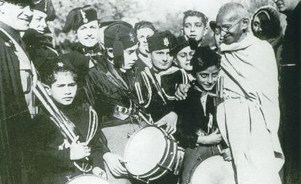 “Gandhi fascista, sei il primo della lista?” [Immagini e video]