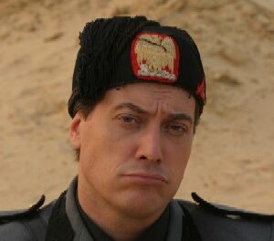 VIDEO. Chiambretti – Fini (1992). Saluti romani, libri del Duce, apologia del fascismo