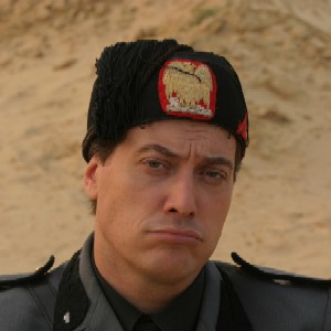 VIDEO. Chiambretti – Fini (1992). Saluti romani, libri del Duce, apologia del fascismo