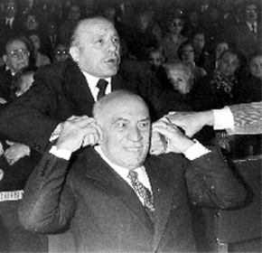 Amintore Fanfani preso per le orecchie