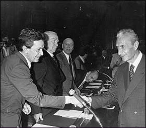 Stretta di mano fra Moro e Berlinguer