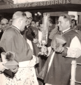 Il vescovo di Brindisi, mons. Margiotta consegna le reliquie di San Lorenzo (da Brindisi) al vescovo di Bari mons. Nicodemo