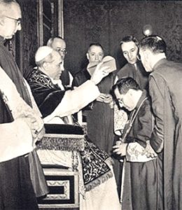 Pio XII impone la berretta cardinalizia a Giuseppe Siri