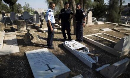 Terra Santa, ebrei distruggono tombe cristiani