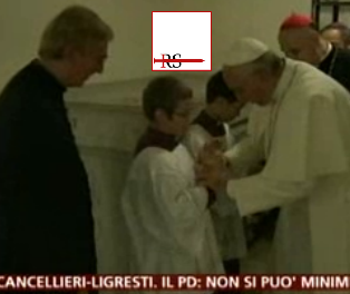 Bergoglio ad un chierichetto con le mani giunte: “Ti si sono incollate le mani?”. E gliele apre.