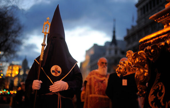 Prepararsi al Venerdì Santo. Colore nero, niente S. Messa, niente campane, preghiere per la conversione di idolatri, ebrei, eretici, pagani e altri