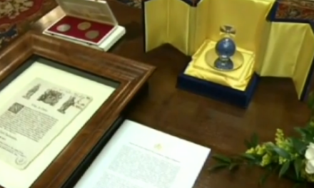 La foto del globo di lapislazzuli e delle medaglie regalate da Francesco alla regina Elisabetta