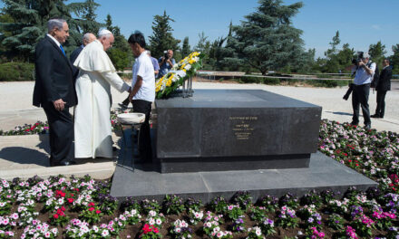 Ecco la foto di Francesco, con la corona di fiori gialli e bianchi, sulla tomba di Herzl, fondatore del sionismo