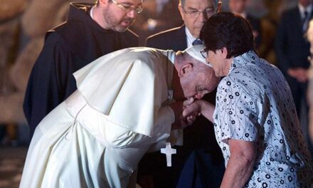 [BACIAMANO] Bergoglio bacia la mano ad alcuni superstiti dei campi di concentramento