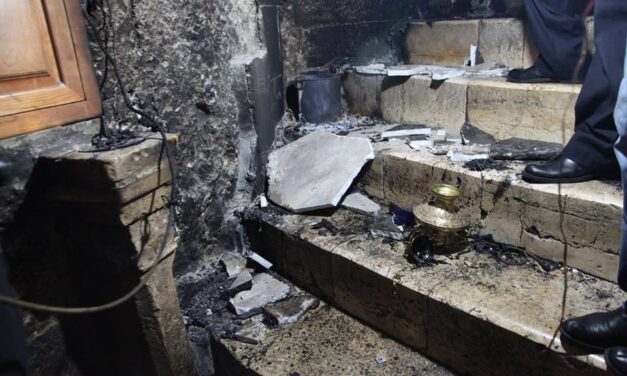 [NUOVA GALLERIA] 4 foto dell’incendio della Grotta della Natività
