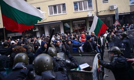 Caos in Bulgaria, file agli sportelli, aiuti UE. Ovviamente quasi nessuno ne parla.