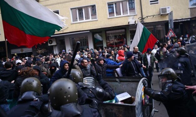 Caos in Bulgaria, file agli sportelli, aiuti UE. Ovviamente quasi nessuno ne parla.