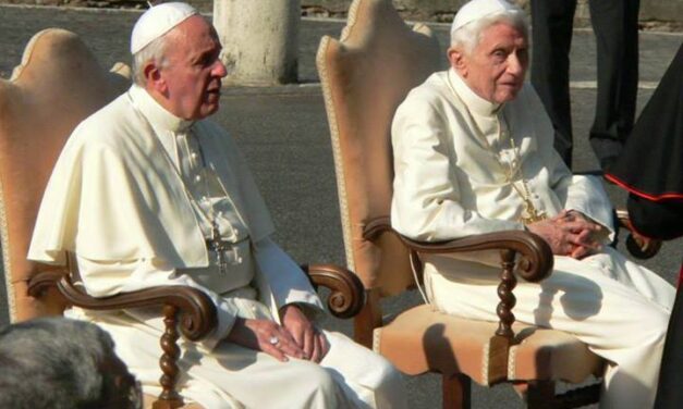 Non è Francesco. O non è Benedetto?