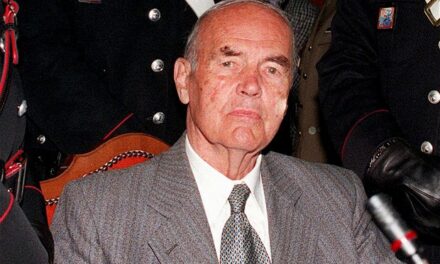 Wojtyła si impegnò per la grazia a Priebke? E il Vaticano lo invitò alla Messa di Natale 2 volte?