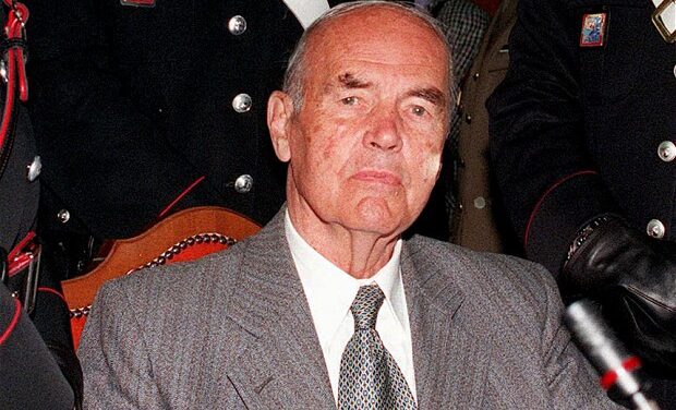 Wojtyła si impegnò per la grazia a Priebke? E il Vaticano lo invitò alla Messa di Natale 2 volte?