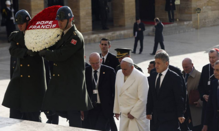 Bergoglio in Turchia: rende omaggio alla tomba del dittatore laicista Ataturk