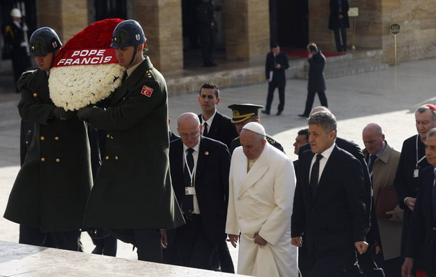 Bergoglio in Turchia: rende omaggio alla tomba del dittatore laicista Ataturk