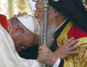 Bergoglio si inchina al patriarca scismatico Bartolomeo