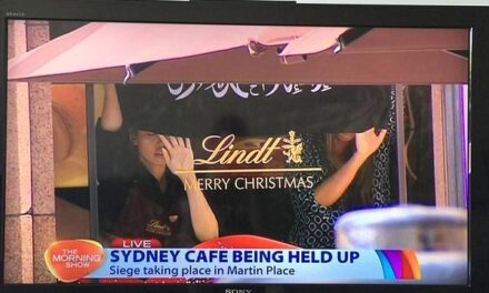 Sydney, jihadista fa ostaggi in un bar e costringe a esibire la bandiera dell’ISIS