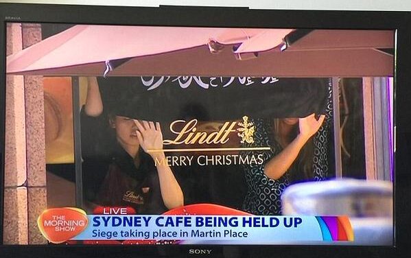 Sydney, jihadista fa ostaggi in un bar e costringe a esibire la bandiera dell’ISIS
