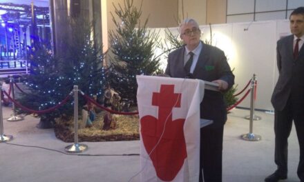 Mons. Fellay, Mario Borghezio e Alain Escada inaugurano il presepio nell’atrio del Parlamento Europeo