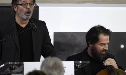 Pugni chiusi e ‘Bella ciao’ a funerali di vignettisti di Charlie Hebdo