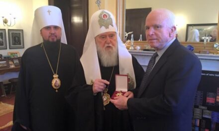 Scismatici atlantici di servizio. Il Patriarca di Kiev decora McCain