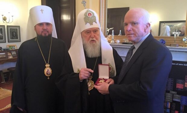 Scismatici atlantici di servizio. Il Patriarca di Kiev decora McCain