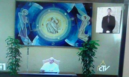 Chi è l’autore dello “strano” dipinto alle spalle di Bergoglio?