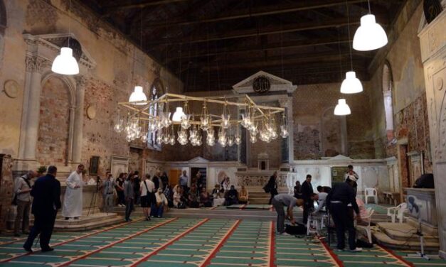 Profanazione? Macché, è solo una performance