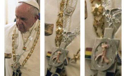 ‘Crocifisso’ blasfemo. InfoVaticana: Bergoglio, ‘non mi ha offeso, lo porto con me’