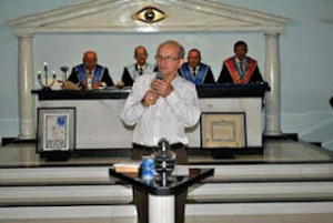 Il vescovo, durante il suo intervento al lodge, ha offerto di lavorare per l'unione tra la Chiesa e la Massoneria.