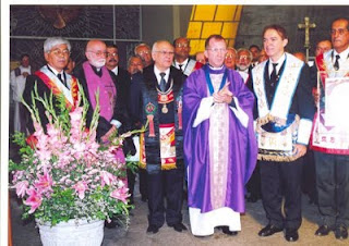 Vescovi e sacerdoti che celebrano la Santa Messa per onorare i massoni