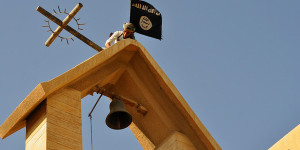 isis-distrugge-chiese-bandiere-al-posto-delle-croci