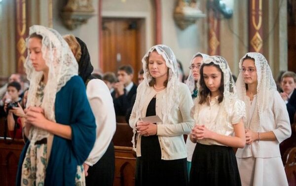 Il velo delle donne in Chiesa. Motivi e un invito.