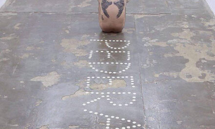 “Arte” contemporanea profanando il Corpo di Gesù. Il terrificante sacrilegio di Abel Azcona