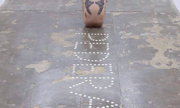 “Arte” contemporanea profanando il Corpo di Gesù. Il terrificante sacrilegio di Abel Azcona