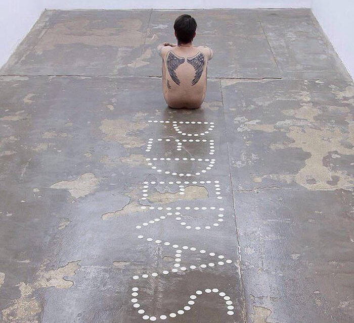 “Arte” contemporanea profanando il Corpo di Gesù. Il terrificante sacrilegio di Abel Azcona