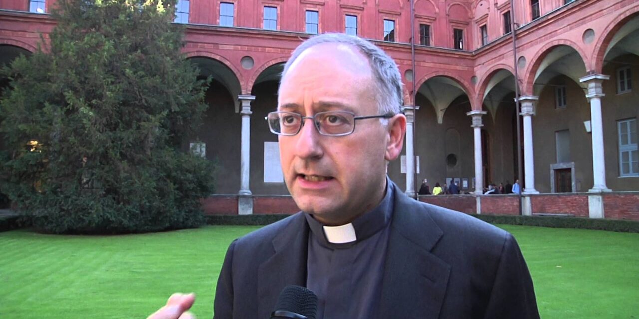 Francesco tace, ma un altro gesuita parla per lui