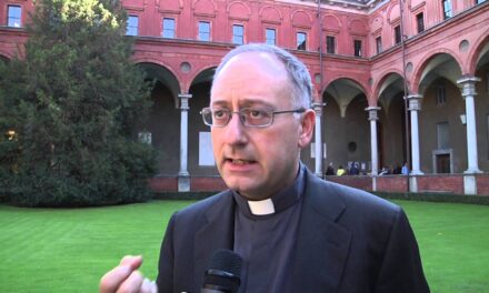 Francesco tace, ma un altro gesuita parla per lui