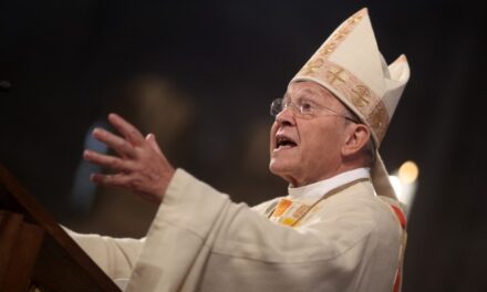 Kasper Games – il canto della rivoluzione in tiara e piviale