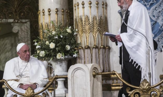 Triplete di Bergoglio: Migranti islamici valori preziosi. Gesù non condanna. Giudei unica famiglia dello stesso Dio