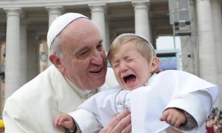 Il flop completo di Bergoglio: calano i pellegrini, aumentano gli ‘sbattezzi’