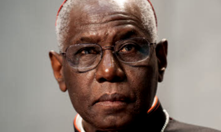 Il card. Sarah si adegua sul cambiamento del Rito della ‘Lavanda dei Piedi’ nella Liturgia della Messa in Coena Domini