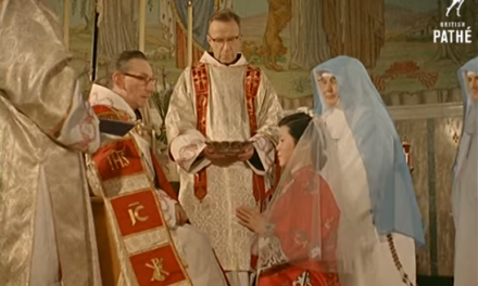 [PHOTOGALLERY] Bellissime immagini: la cerimonia dei voti solenni di due giovani suore (1962)