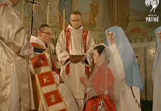 [PHOTOGALLERY] Bellissime immagini: la cerimonia dei voti solenni di due giovani suore (1962)