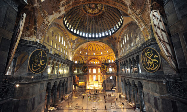 Tra chiese svendute e distopiche profezie, il volto di un’Europa sempre meno cristiana