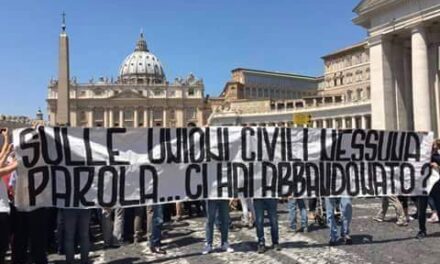 Striscione in Piazza San Pietro per Bergoglio: ‘sulle unioni civili ci hai abbandonato?’