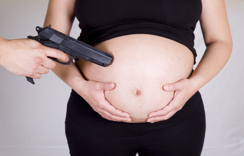 Assunti solo i medici abortisti: la democrazia che discrimina i nemici della dittatura relativista