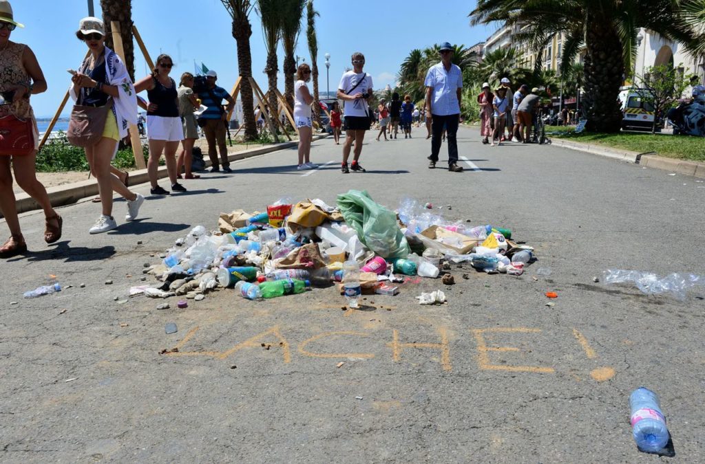 il "mausoleo della rabbia" (?) fatto con rifiuti sulla promenade di Nizza, nel punto dove la polizia ha abbattuto il terrorista